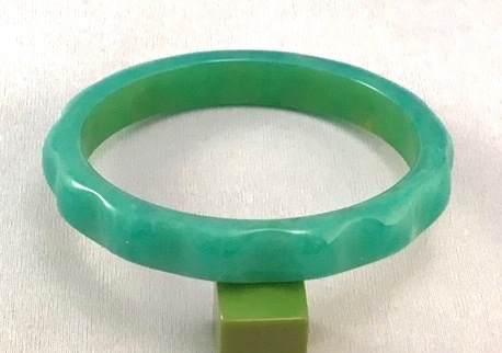 BB294 marbled turquoise bakelite daisy bangle